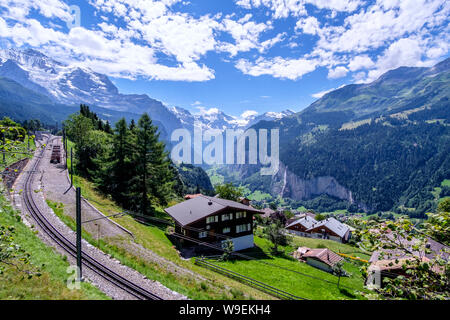 Bellissima vista della cascata Staubbach nel villaggio di Lauterbrunnen, Svizzera Foto Stock