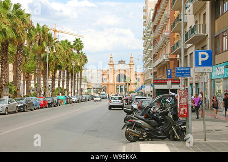 BARI, Italia - 28 luglio 2019: vista di Corso Vittorio Emanuele Avenue e Teatro teatro Margherita sullo sfondo Bari, Italia Foto Stock