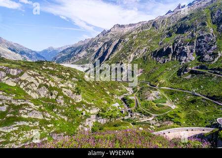 Bel paesaggio al Passo del Grimsel - strada di montagna nelle Alpi svizzere, Svizzera Foto Stock