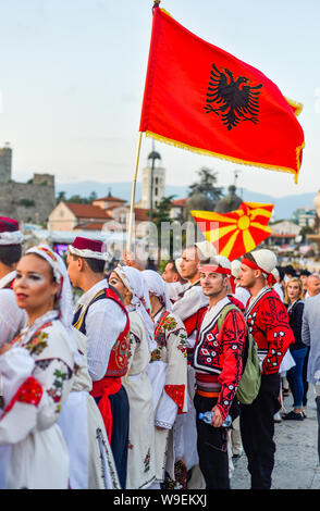 SKOPJE/NORD MACEDONIA-Agosto 28 2018: Albanese e Macedone esecutori a Skopje il festival internazionale di musica e danza.Multi participa nazionale Foto Stock