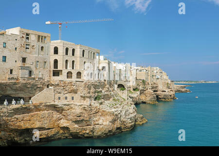 Polignano a mare città sul mare Mediterraneo, Italia Foto Stock