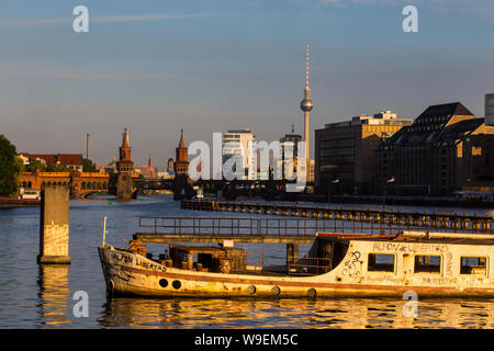 Naufragio sul fiume Spree nelle prime ore del mattino Foto Stock