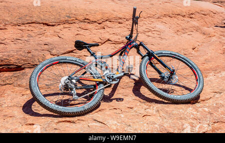 Sedona in Arizona Stati Uniti d'America. Maggio 25, 2019. Bicicletta su rosso arancione sullo sfondo del deserto Foto Stock