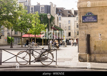 Paris Marais street - street scene su Rue des Hospitalières Saint-Gervais nel 4° arrondissement, il quartiere Marais di Parigi, in Francia, in Europa. Foto Stock