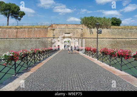 10 Luglio, 2019 - Peschiera del Garda, Italia: la fortezza di Peschiera è un impressionante lavoro difensivo che per secoli ha protetto la città di Peschi Foto Stock