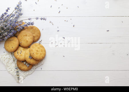 I cookie di lavanda luce sul tavolo di legno con secchi fiori di lavanda Foto Stock