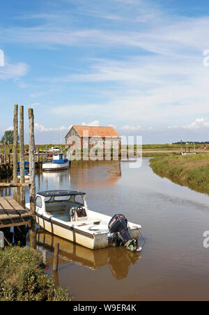 Una veduta del porto in acqua alta con il vecchio fienile di carbone sulla Costa North Norfolk a Thornham, Norfolk, Inghilterra, Regno Unito, Europa. Foto Stock