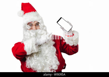 Babbo Natale mostra smart phone su bianco blackground con copia spazio per il testo Foto Stock