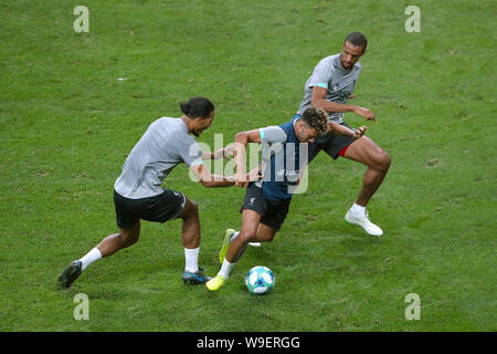 Di Liverpool Virgilio van Dijk (sinistra), Liverpool Alex Oxlade-Chamberlain (centro) e a Liverpool di Joel Matip durante la sessione di formazione a Besiktas Park, Istanbul. Foto Stock