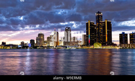 Skyline di Detroit Michigan STATI UNITI visto dalla città di Windsor Ontario Canada al tramonto. Foto Stock