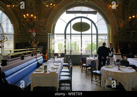 Parigi, Francia - 20 lug 2019- Vista del landmark Belle Epoque Le Train Bleu (il treno blu) ristorante all'interno della storica stazione ferroviaria Gare de Lyon Foto Stock