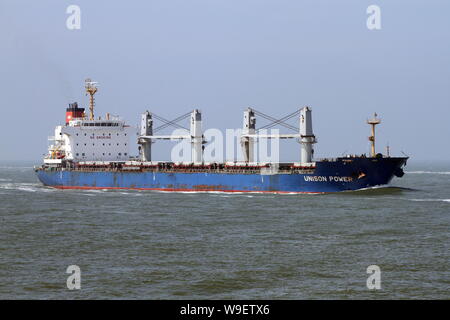 Il bulk carrier unisono potenza raggiunge il porto di Rotterdam il 22 maggio 2019. Foto Stock