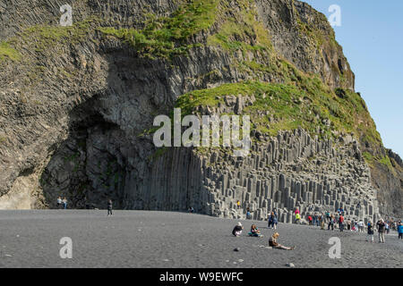 Spiaggia di Reynisfjara e Halsanefshellir grotta vicino Vik, Islanda Foto Stock