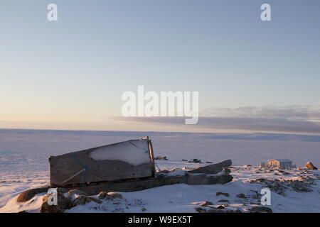 Vista laterale di un tradizionale Inuit cargo sled o Komatik in rame stile Inuit nella regione di Kitikmeot, Nunavut Canada Foto Stock