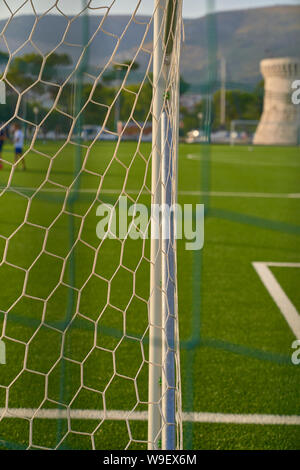 Il calcio net nel centro della città Foto Stock