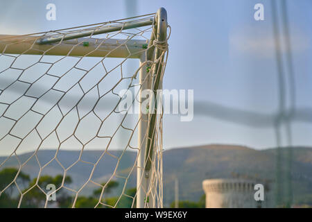 Il calcio net nel centro della città Foto Stock