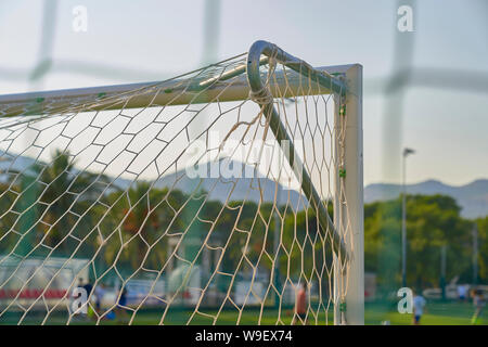 Il calcio net nel centro della città Foto Stock