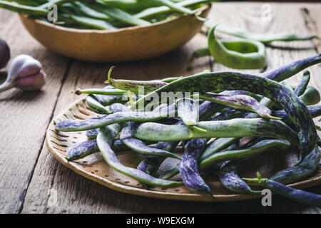 Materie organiche rattlesnake homegrown fagioli, cimelio di verdure nella piastra in ceramica, impianto basato cibo, vicino il fuoco selettivo Foto Stock