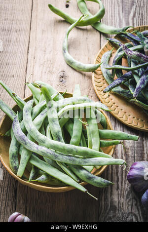 Materie organiche rattlesnake homegrown fagioli, cimelio di verdure nella piastra in ceramica, impianto basato cibo, vicino il fuoco selettivo Foto Stock