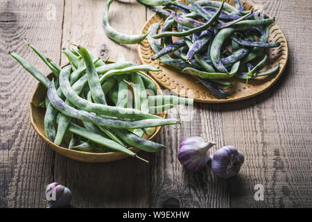 Materie organiche rattlesnake homegrown fagioli, cimelio di verdure nella piastra in ceramica, impianto basato cibo, vicino il fuoco selettivo Foto Stock