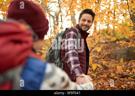 Attraente coppia caucasica escursioni attraverso il bosco in autunno in Canada Foto Stock