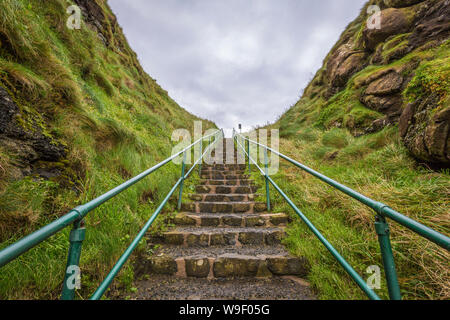 Dunluce Castle presso la meravigliosa costa di Antrim, Co Antrim, Irlanda del Nord Foto Stock