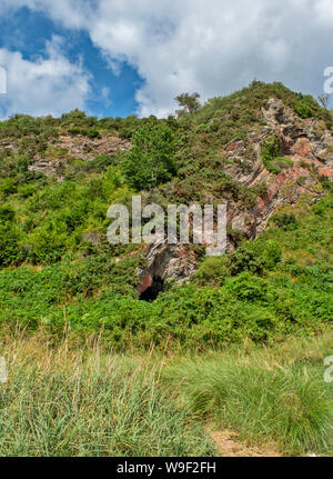 ROSEMARKIE Black Isle Ross and Cromarty SCOZIA CAIRDS grotta ingresso sul lato della parete di roccia in estate Foto Stock