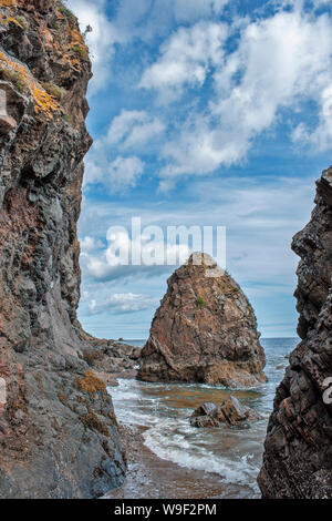 ROSEMARKIE Black Isle Ross and Cromarty SCOZIA CROMARTY FIRTH LITORALE MARE STACKSAND MAREA in uscita sul sentiero grotta Foto Stock