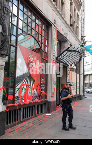 13 Agosto 2019 - postumi di attentato contro l'ambasciata brasiliana dalla ribellione di estinzione. Vernice e atti di vandalismo daubs l'esterno con la protezione della polizia. Foto Stock