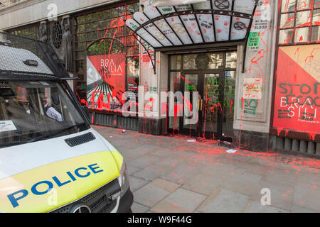 13 Agosto 2019 - postumi di attentato contro l'ambasciata brasiliana dalla ribellione di estinzione. Vernice e atti di vandalismo daubs l'esterno con la protezione della polizia. Foto Stock