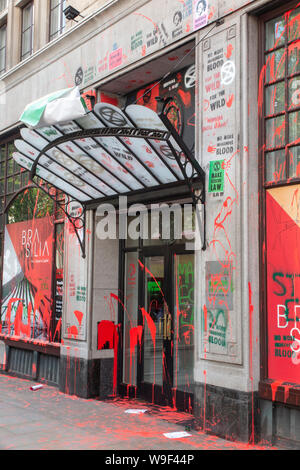 13 Agosto 2019 - postumi di attentato contro l'ambasciata brasiliana dalla ribellione di estinzione. Vernice e atti di vandalismo daubs l'esterno con la protezione della polizia. Foto Stock