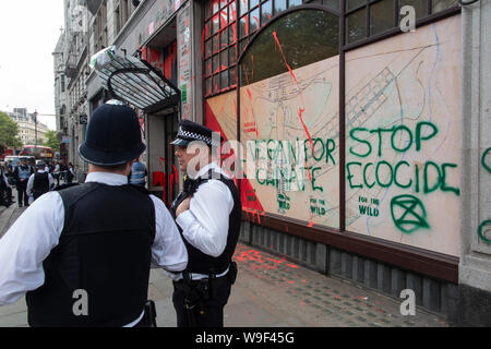 13 Agosto 2019 - postumi di attentato contro l'ambasciata brasiliana dalla ribellione di estinzione. Vernice e atti di vandalismo daubs l'esterno con la protezione della polizia. Foto Stock