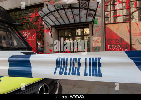 13 Agosto 2019 - postumi di attentato contro l'ambasciata brasiliana dalla ribellione di estinzione. Vernice e atti di vandalismo daubs l'esterno con la protezione della polizia. Foto Stock