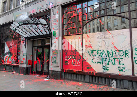 13 Agosto 2019 - postumi di attentato contro l'ambasciata brasiliana dalla ribellione di estinzione. Vernice e atti di vandalismo daubs l'esterno con la protezione della polizia. Foto Stock