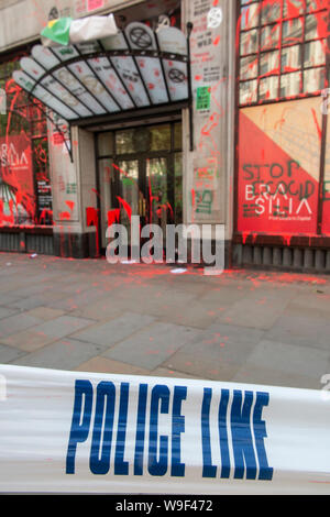 13 Agosto 2019 - postumi di attentato contro l'ambasciata brasiliana dalla ribellione di estinzione. Vernice e atti di vandalismo daubs l'esterno con la protezione della polizia. Foto Stock