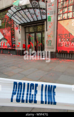 13 Agosto 2019 - postumi di attentato contro l'ambasciata brasiliana dalla ribellione di estinzione. Vernice e atti di vandalismo daubs l'esterno con la protezione della polizia. Foto Stock