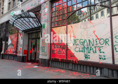13 Agosto 2019 - postumi di attentato contro l'ambasciata brasiliana dalla ribellione di estinzione. Vernice e atti di vandalismo daubs l'esterno con la protezione della polizia. Foto Stock