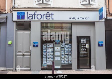 A BOURGOIN JALLIEU, Francia - 19 luglio 2019: il Logo di Laforet Immobilier davanti al loro agente immobiliare in Bourgoin. Laforet è una catena di rete di r Foto Stock