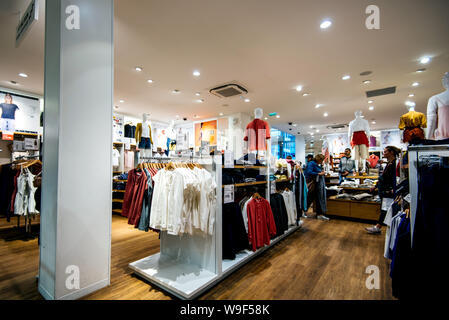 Strasburgo Francia - 18 Maggio 2019: interno della moderna Uniqlo fashion store vendita di grande selezione di donne e vestiti maschio Foto Stock