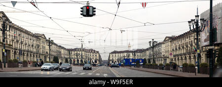 Vista panoramica del centro della città: rotaie del tram, automobili, edifici storici. Torino, Italia. Foto Stock