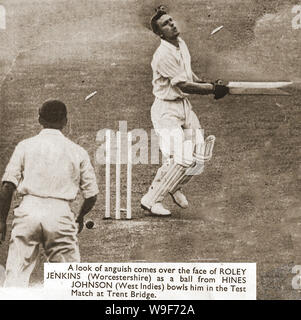 English Cricket 1950 stagione - un quadro quotidiano di Roley Jenkins (Worcestershire) essendo colpiti da Hines Johnson (West Indies) nel Test Match a Trent Bridge. Foto Stock