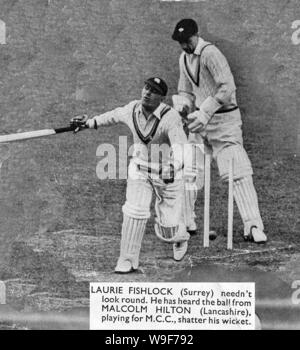 English Cricket 1950 stagione - un quadro quotidiano di Laurie Fishlock del Surrey tenendo una palla da Malcolm Hilton (Lancashire - descritta come "miglior lenta sinistro braccio-bowler e uno di Wisden's il cricketers dell'anno), per la riproduzione di MCC) Foto Stock