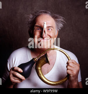 Vecchio folle con clip sul naso Foto Stock