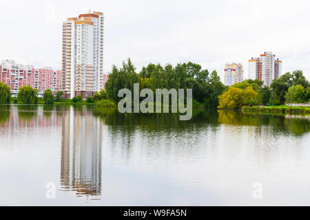 Grande edificio a più piani lungo il fiume nella citta'. Foto Stock