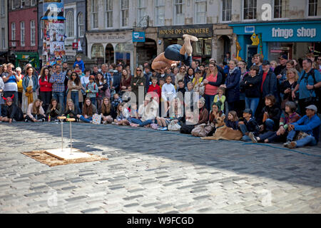 Edinburgh Fringe, Scozia, Regno Unito. 13 agosto 2019. Ken e Skip eseguono acrobazie per il pubblico su High Street. Foto Stock