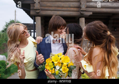 Groomsmen e damigelle con appena sposati sulla cerimonia di nozze Foto Stock