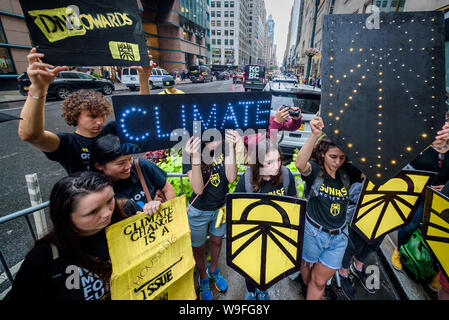 New York, Stati Uniti d'America. 13 Ago, 2019. I membri del movimento di Sunrise mozzi in tutto lo stato di New York si sono riuniti per una chiassosa rally su agosto 13, 2019 al di fuori della sede di DNC su 420 Lexington Avenue in New York City a pressione la NY membri di DNC di votare a favore di una discussione sul clima quando il DNC raccoglie in San Francisco in Agosto 22-24. Credito: Erik McGregor/ZUMA filo/Alamy Live News Foto Stock