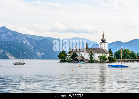 Castello Ort a Gmunden sul Traunsee (lago Traun) con barche, Barche a vela nel Salzkammergut vicino a Salisburgo, Traunkirchen, Austria. Bella cartolina vie Foto Stock