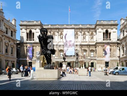 L'esterno della Royal Academy of Arts durante l'estate mostra di 2019, London REGNO UNITO Foto Stock