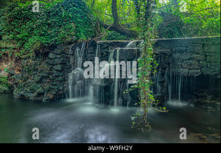 Flusso che scorre su acqua in disuso funziona Foto Stock